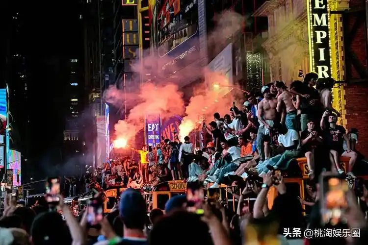 纽约双线狂欢：世界杯倒计时遇上尼克斯游行，足球篮球如何共燃一座城？